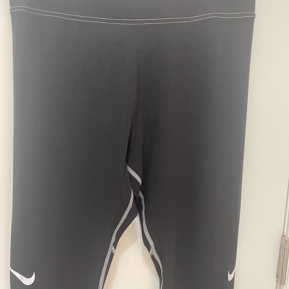 Nike Black Performance Leggings Reflective Accents - Tight fit, high rise SZ - L - Picture 3 of 13